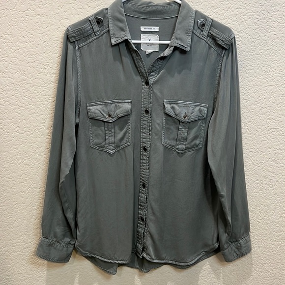 AMERICAN EAGLE WOMEN’S BOYFRIEND FIT LONG SLEEVE BUTTON FRONT SHIRT M GREEN - Picture 1 of 10